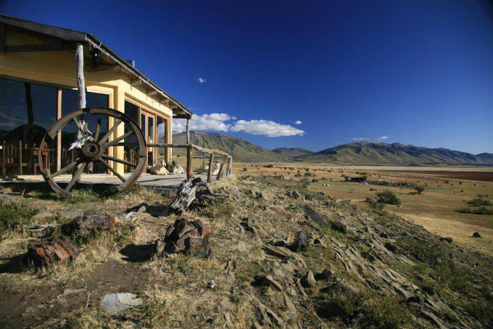 Paisaje y casa de Estancia Rio Mitre