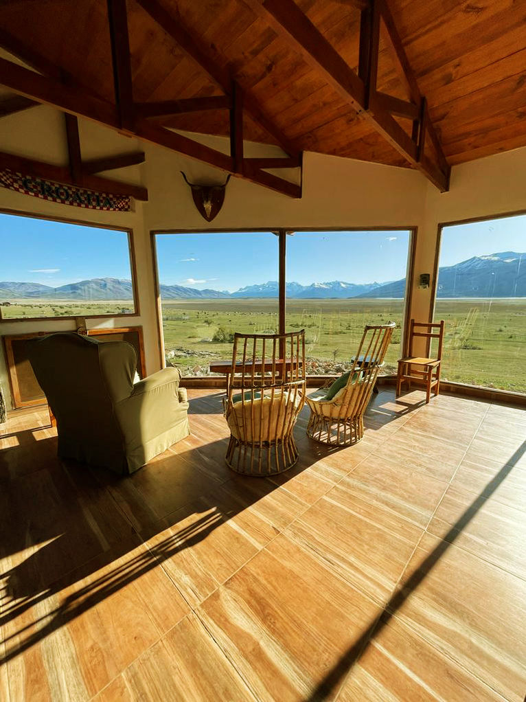 Interior de la estancia con vista a la Cordillera